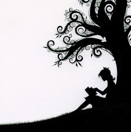 Силуэт под деревом