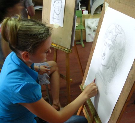 Девочка в художественной школе