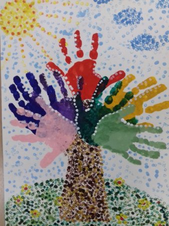 Дерево дружбы в детском саду из ладошек