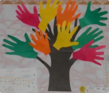 Дерево дружбы в детском саду из ладошек