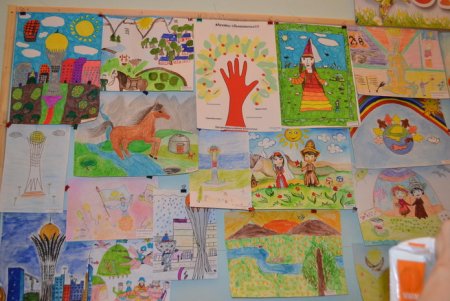 Выставка рисунков ко Дню независимости Казахстана в детском саду