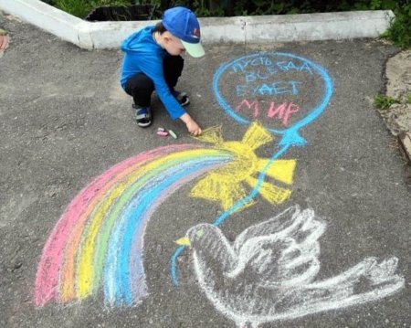 Рисунки на асфальте ко Дню мира
