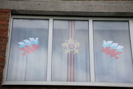 Украшение окон к 9 мая в детском саду флаг России