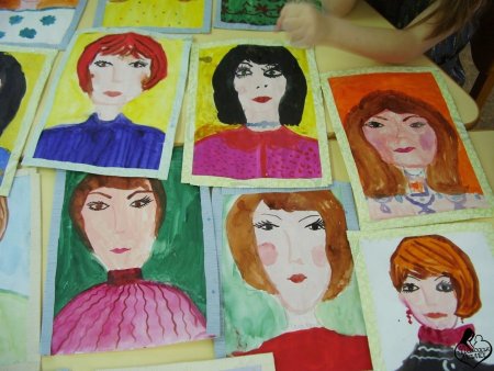 Дети поздравляют маму