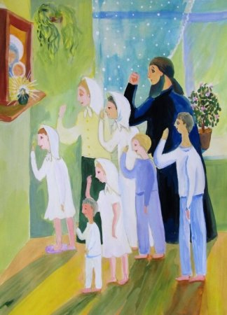 Православная семья молится