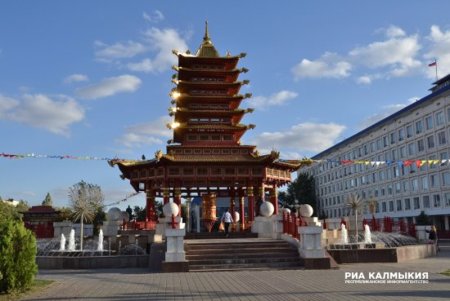 Элиста площадь семи пагод