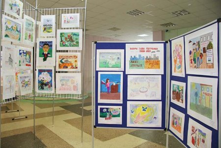 Стенд для выставки рисунков в школе