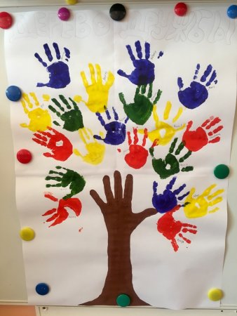 Открытка с отпечатками ладошек