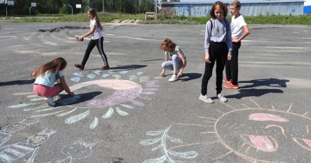 Конкурс рисунков на асфальте в лагере