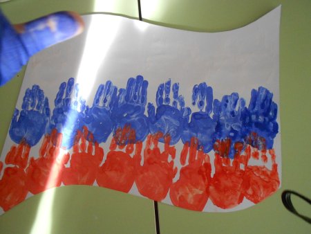 Флажок из ладошек