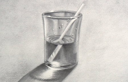 Стеклянный стакан карандашом