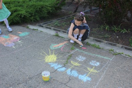 Рисование мелками на асфальте