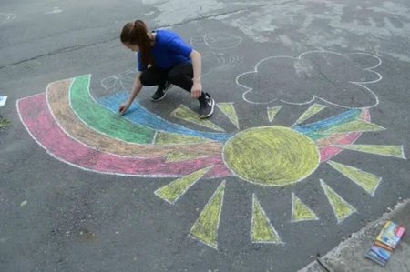 Рисование мелками на асфальте
