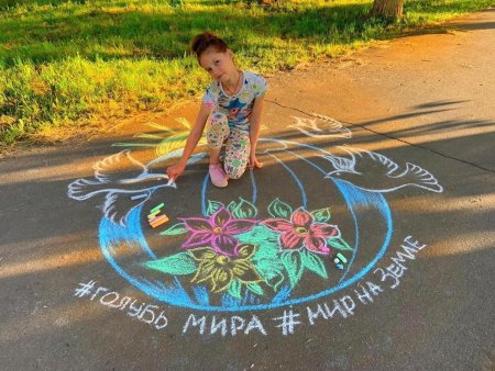 Цветы мелом на асфальте