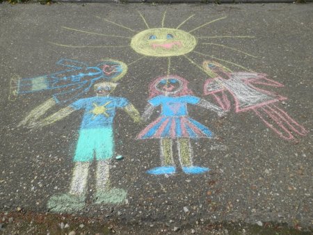 Конкурс рисунков на асфальте ко Дню защиты детей
