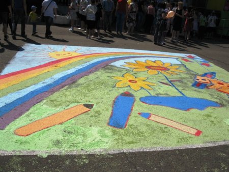 Рисование на асфальте мелками на 1 июня