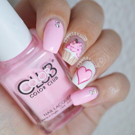 Розовый маникюр с пироженками