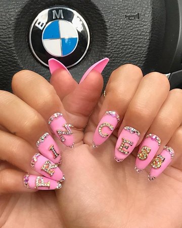 Розовые ногти молодежные