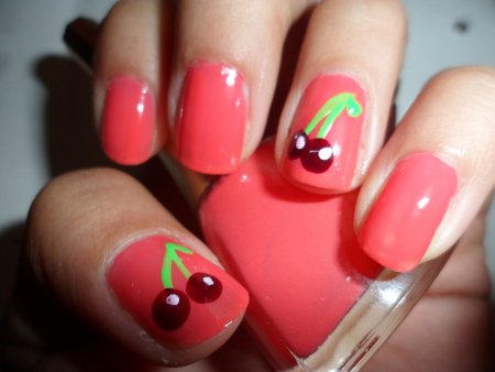 Маникюр с вишенками на короткие