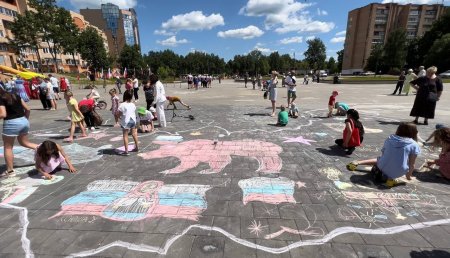 Дети рисуют на улице