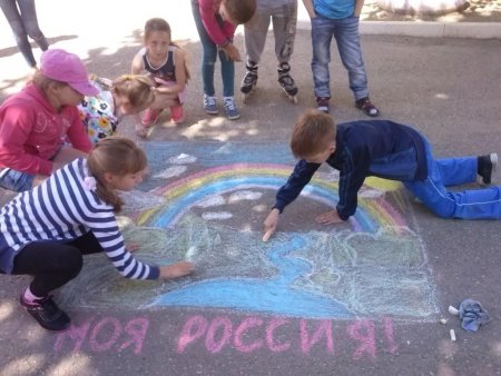 Конкурс рисунков на асфальте в лагере