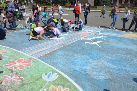 Рисование мелками на асфальте день города