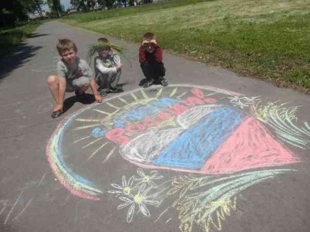 Рисунки на асфальте ко Дню России в детском саду