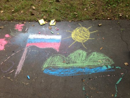 Рисунки на асфальте ко Дню России