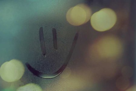 Надпись на запотевшем стекле