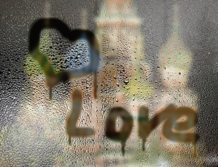 Рисунки на запотевшем стекле