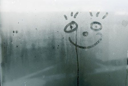 Рисунки на запотевшем стекле