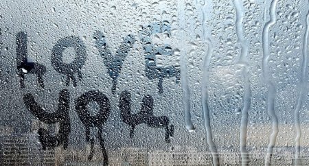 Рисунки на запотевшем стекле