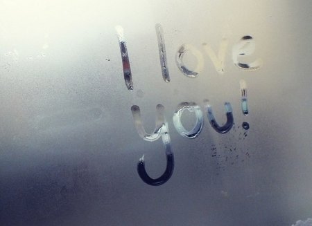 Рисунки на запотевшем окне