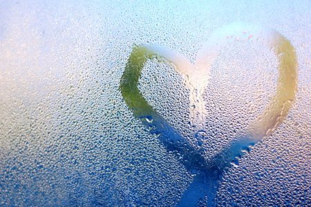 Рисунки на запотевшем окне