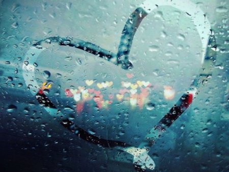 Сердечко на запотевшем окне