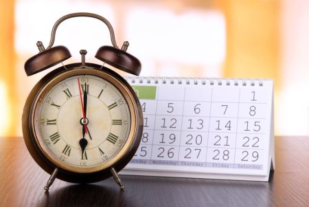 Календарь с изображением часов