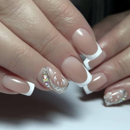 Молочный маникюр с дизайном