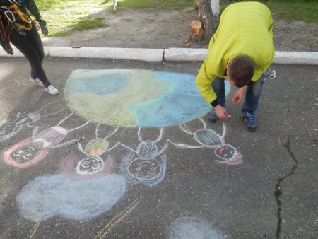 Миру мир мелками на асфальте