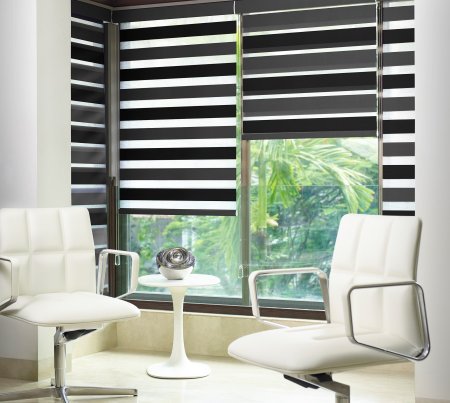 Жалюзи Зебра в интерьере гостиной