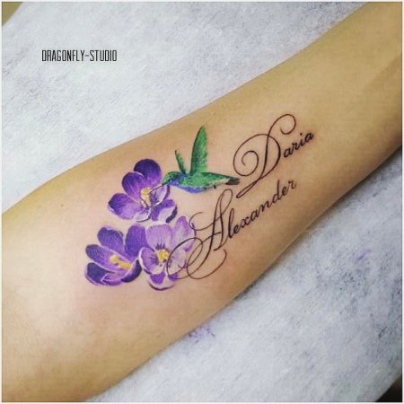 Надпись с цветами тату