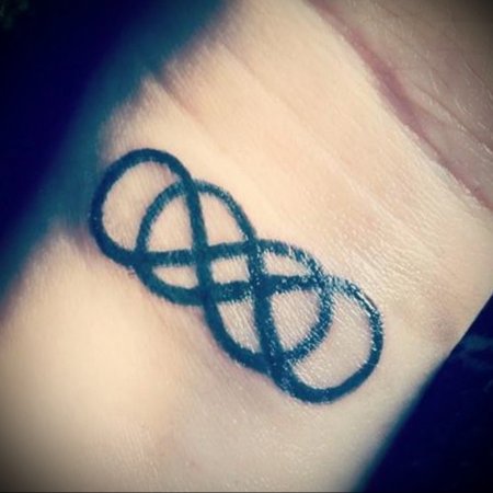 Двойной знак бесконечности тату
