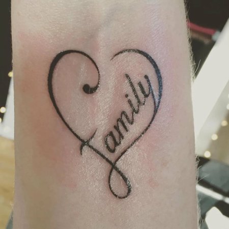 Тату змея на запястье