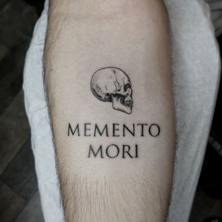 Тату надпись Memento Mori с рисунком