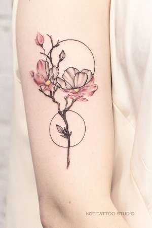 Нежный цветок тату для девушки