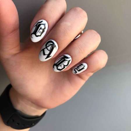Маникюр с татуировками на ногтях