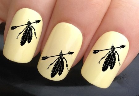 Черный маникюр с пером