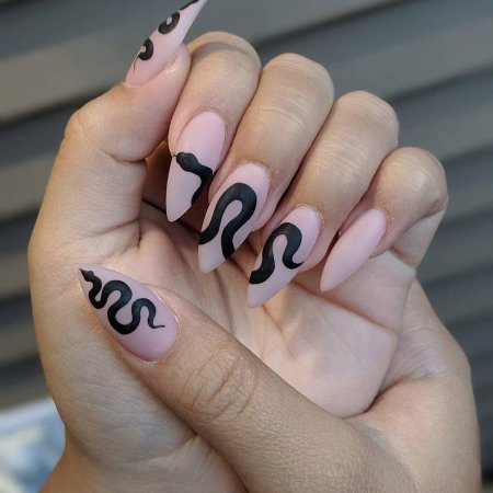 Дизайн ногтей со змеей