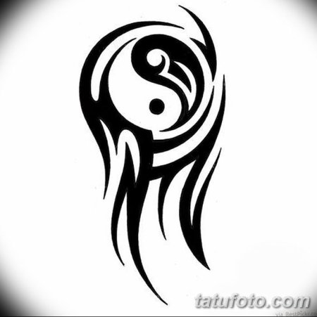 Тату Инь Янь трайбл на плече мужские