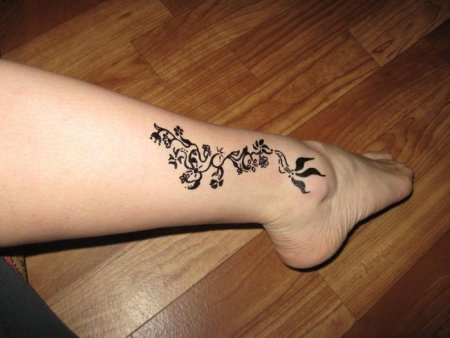 Тату хной на ноге простые