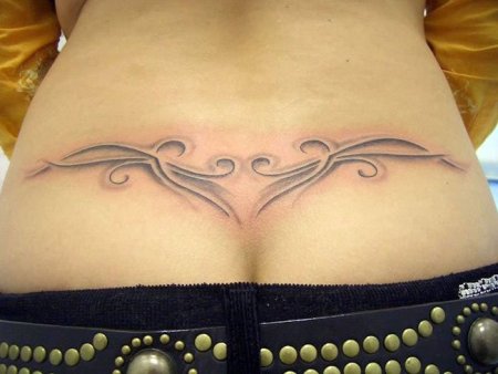 Татуха на копчике для девушек